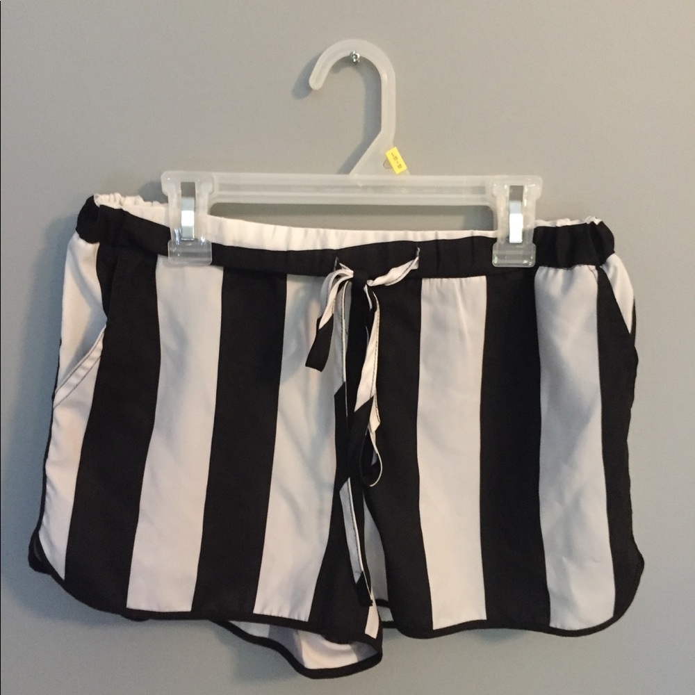 STRIPED FLOWY SHORTS
